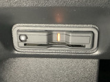 ハンドルの左下にETCがついています。高速道路の料金所の通過も楽々です。 カードの取り出しもしやすい場所についています。