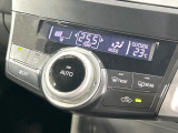 【オートエアコン】一度お好みの温度に設定すれば、車内の温度を検知し風量や温度を自動で調整。暑い&hellip;寒い&hellip;と何度もスイッチ操作をする必要はありません。快適な車内空間には必須の機能ですね♪
