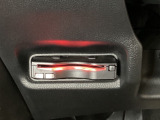 ハンドルの左下にETC(社外品)がついています。高速道路の料金所の通過も楽々です。カードの取り出しもしやすい場所についています。