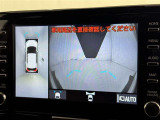 パノラミックビューモニターを装備。駐車場や交差点でクルマを真上から見るように周囲を確認できます。機能の詳細は販売店スタッフまでおたずねください。