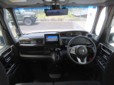 【インパネ周り】広々とした視界性の良い運転席です。ゆったりとした快適な乗り心地で運転できます。インテリアカラーはブラック。漆黒に映えるクロームメッキの輝きが上質さを演出しました。
