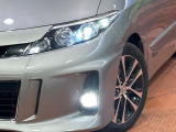 【LEDヘッドライト】悪天候や夜間走行時も良好な視界を確保し安心して運転できる高輝度LEDヘッドライトを装備!点灯速度が早く、消費電力も抑えられています。