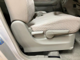 運転席シートリフターを装備しています★細かくドライビングポジションを設定できるので運転し易く、疲れにくいですね♪