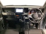 車内は光触媒抗菌消臭施工済です。インパネ周りはスタイリッシュなデザインで機能や装備も充実しています。グローブボックスやカップホルダーのほかにトレーなどたくさんの収納スペースが付いています。