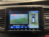 【パノラミックビューモニター】専用のカメラにより、上から見下ろしたような視点で360度車の周囲を確認することができます。
