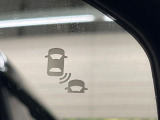 【ブラインドスポットインフォメーション】走行中、ドアミラーの死角になりやすい箇所に後続車が接近するとサイドミラー付近に警告を表示、ドライバーに注意喚起をしてくれます。