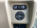 電動格納ミラーを装備しており、車内からワンタッチでミラーの開閉が可能です。