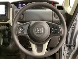 ハンドルにHondaセンシング系のクルーズコントロールやレーンキープアシストなどのスイッチと、オーディオの操作スイッチが装備されています。ハンドルから手を離さず安全に操作できます。