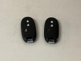 スマートキーを装備しています☆カギをカバンやポケットに入れて頂いた状態でドアロックの開閉やエンジンスタートをして頂けますよ!とても便利な装備です!