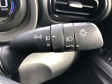 周囲の明るさに応じて自動でヘッドライトの点灯・消灯ができる機能です。トンネル通過時にライトの付け忘れ・消し忘れが無くなり雨の日や夕方の走行も安心・安全ですね♪