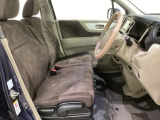 女性でも運転がしやすいように、シートの高さ調整機能(シートリフター)がついています。運転席と助手席の間が空いている為、助手席側への移動がスムーズです。交通量の多い道でも助手席側から乗り降りができます。