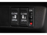 リア両側パワースライドドア リモコンや運転席のスイッチ操作のほか、ドアハンドルを少し引くだけでリアドアが自動開閉します。