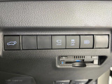 【パワーバックドア】スマートキーや運転席のボタンを押すだけでリアゲートが自動で開閉します!荷物を持っている時や、高い位置にあるバックドアを閉める際に便利な機能です♪