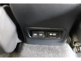後部席へ乗車して携帯電話などを充電する時に前から配線を伸ばすとごちゃごちゃして邪魔になりがちですよね。そんな煩わしさを解消する後席側USBポート☆