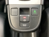 セレクトレバーの下に電子制御パーキングブレーキがあります。スイッチひとつで、停車した地点の傾斜などをシステムが検知・判断してブレーキ力を自動的に最適制御し、しっかり停車できるパーキングシステムです。