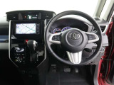 視界良好、足元広々!快適な運転席回りです