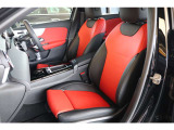 メルセデスのシートは少し硬めになっております。長時間の運転の際、適度な反発があることでお尻や腰の負担を減らす効果が御座います。