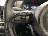 ステアリングスイッチ付きで、運転中に視線を前に向けたまま操作できます。