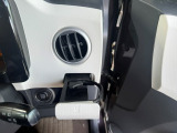 運転席側には必要な時にお使いいただける格納式のドリンクホルダーを装備!