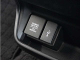 ◆USB接続端子◆スマホやiPodなどを接続して、いつもの音楽を車内でもお楽しみいただけます♪