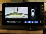 リバースギアに入れるだけで後方の表示へ切り替わります。夜間や雨の日の駐車も楽になりますよ。