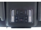 電動スライドドアのスイッチです。車内からもスイッチひとつでラクにドアの開閉できますよ♪バックドアも電動で開閉出来ます!