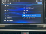 HDMI接続スマホミラーリング機能は、スマートフォンの画面をナビディスプレイに映し出します。YouTubeなどのアプリやナビゲーションを大画面で確認可能。家族みんなで楽しいドライブができますね♪