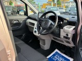運転席は足元広々です。リラックスして運転できますね。