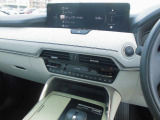 マツダコネクトの12.3インチワイドセンターディスプレイです。『Android Auto』『Apple CarPlay』や独自のコネクテッドサービスに対応したインターフェイスシステムです。ナビSDカー