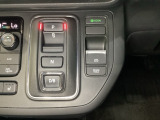 シフトはセレクトレバーのなくなったエレクトリックギアセレクターになっています。「e:HEV」搭載車ですので、日常シーンのほとんどをモーターで走行し、状況に応じあらゆる領域で優れた燃費走行を実現します。
