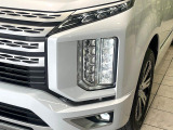 【LEDヘッドライト】悪天候や夜間走行時も良好な視界を確保し安心して運転できる高輝度LEDヘッドライトを装備!点灯速度が早く、消費電力も抑えられています。