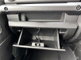【グローブボックス】大容量のグローブボックスです!!車検証ケース他、日頃使う小物類の収納スペースもたくさんあります!