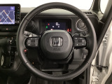 オーディオのチャンネル変更やボリュームなどの操作スイッチの他に、レフトセレクターホイールがついています。中央部を指先で上下に動かすことで、マルチインフォメーション・ディスプレイの各表示が確認できます。