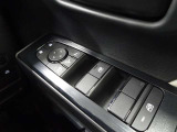 パワーウインドウスイッチ★電動格納機能付きで運転席からドアミラーの角度が調整可能です。電動格納機能付きです♪