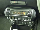 オートエアコンを装備しておりますので、四季を通じて車内を快適な温度に保つことが出来ます!高級感が有りますね!