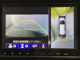 マルチビューカメラシステム搭載車です。お車の周囲を全方位でカバーします。後方・前方・両脇と、コンディションが悪い視界でもカラーモニターに映し出した映像がドライバーをサポートします。