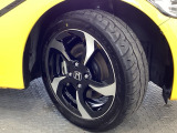 タイヤサイズは後輪が195/45R16に対し、前輪は165/55R15です。