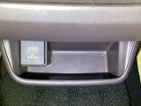 車内で便利な電源供給。【アクセサリーソケット】で、スマートに充電!