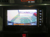 車両後方の映像を映すバックモニター。進路を確認しながら安全に車庫入れできます。