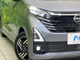【LEDヘッドライト】悪天候や夜間走行時も良好な視界を確保し安心して運転できる高輝度LEDヘッドライトを装備!点灯速度が早く、消費電力も抑えられています。