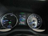運転に役立つ情報を分かりやすく表示するマルチインフォメーションディスプレイを中央に配したとても見やすいメーター