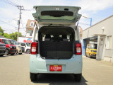 バックドアは上開き跳ね上げ式で、開口も広め!レジャーやショッピングの荷物も積みやすそうですね!