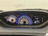 視認性に優れたメーターを採用しており、走行中でも車速や情報が分かりやすく表示されます。運転時の視線移動をむりのない範囲に抑え、快適で安心感のあるドライブをサポートします。