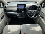 左右へと大きく広がる開放的なデザイン。細部からも感じられる先進性と上質感に、気持ちが高鳴ります。
