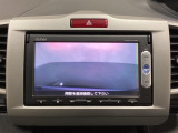 ギヤをR(バック)に入れるとナビの画面に後ろの映像が映るリアカメラ付です。後退時、コンディションが悪い視界でもカラーバックモニターがドライバーをサポートします。