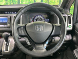 【純正革巻きステアリング】上質な革を使用することで、手にしっかり馴染みとても運転しやすいハンドルです♪