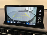 リバースギアに入れるだけで後方の表示へ切り替わります。夜間や雨の日の駐車も楽になりますよ。