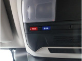専用ボタンでコールセンターへ接続。状況に応じて緊急車両の要請やロードサービスの取次ぎを行います。重大事故の際は自動的にコールセンターにつながり、緊急車両やドクターヘリを要請します。(要申込)