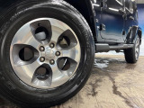 ●純正18インチアルミホイール:輸入車ならではの卓越した走りを支えるホイールと足回りです!日本車の走りに慣れている方にもぜひ体感して頂きたいほど、高いレベルでまとまっています!