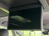 【14型有機ELフリップダウン】三列目からでも迫力のエンタメが観れる大画面フリップダウン。有機ELのモニターでは、一般的なフリップダウンよりも高コントラストでキレイな映像を楽しめます。